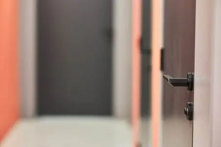 Beaucoup de personnes appellent un réparateur pour ces problèmes de porte pourtant faciles à corriger
