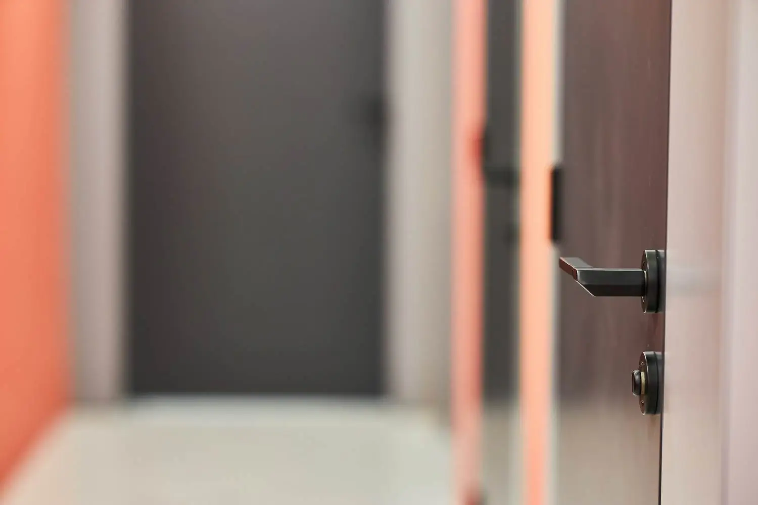 Beaucoup de personnes appellent un réparateur pour ces problèmes de porte pourtant faciles à corriger
